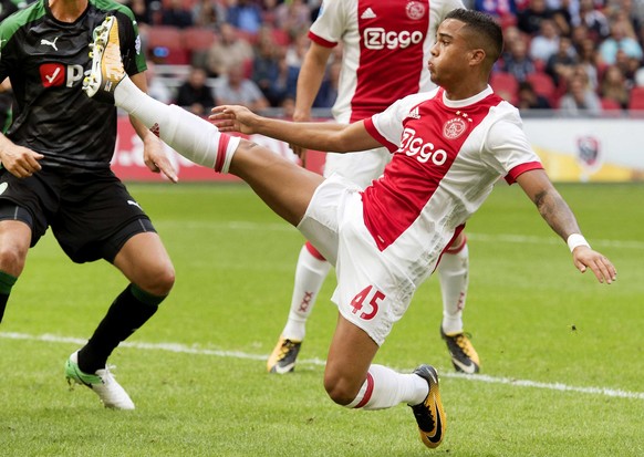 epa06153010 Justin Kluivert (R) of Ajax Amsterdam with goalie Sergio Padt of FC Groningen during the league match in Amsterdam, The Netherlands, 20 August 2017. EPA/OLAF KRAAK