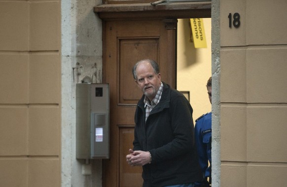 Peter-Hans Kneubuehl, menotte, accompagne de deux policiers se rendant dans la salle du tribunal d&#039;arrondissement de Biel, Bienne, ce lundi 7 janvier 2013. Son proces debute ce matin et se tiendr ...