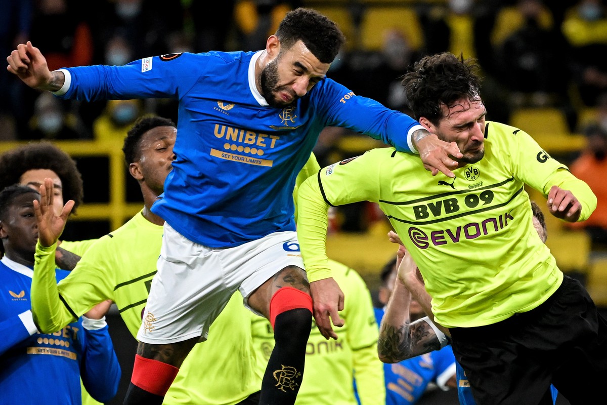 epa09767214 Dortmund's Mats Hummels (R) in action against Rangers' Connor Goldson (L) during the UEFA Europa League playoff soccer match between Borussia Dortmund and Glasgow Rangers FC at S ...