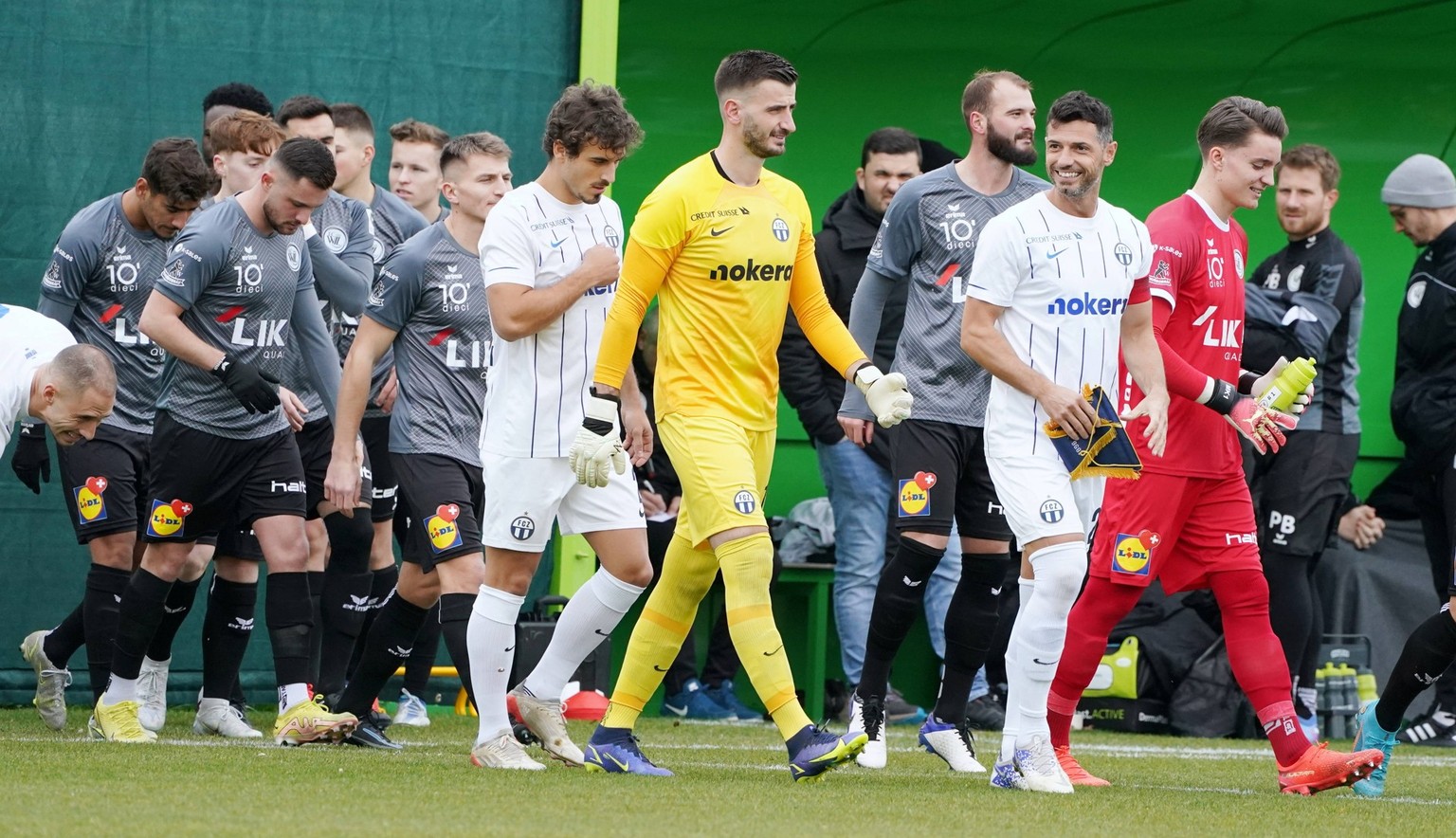 Foto Manuel Geisser 14.01.2023 Fussball Herren Saison 2022/2023 Testspiel FC Zuerich - FC Wil. Bild : Roko Simic FC Zuerich Neuzugang .Rechts Blerim Dzemaili Aktion *** Photo Manuel Geisser 14 01 2023 ...