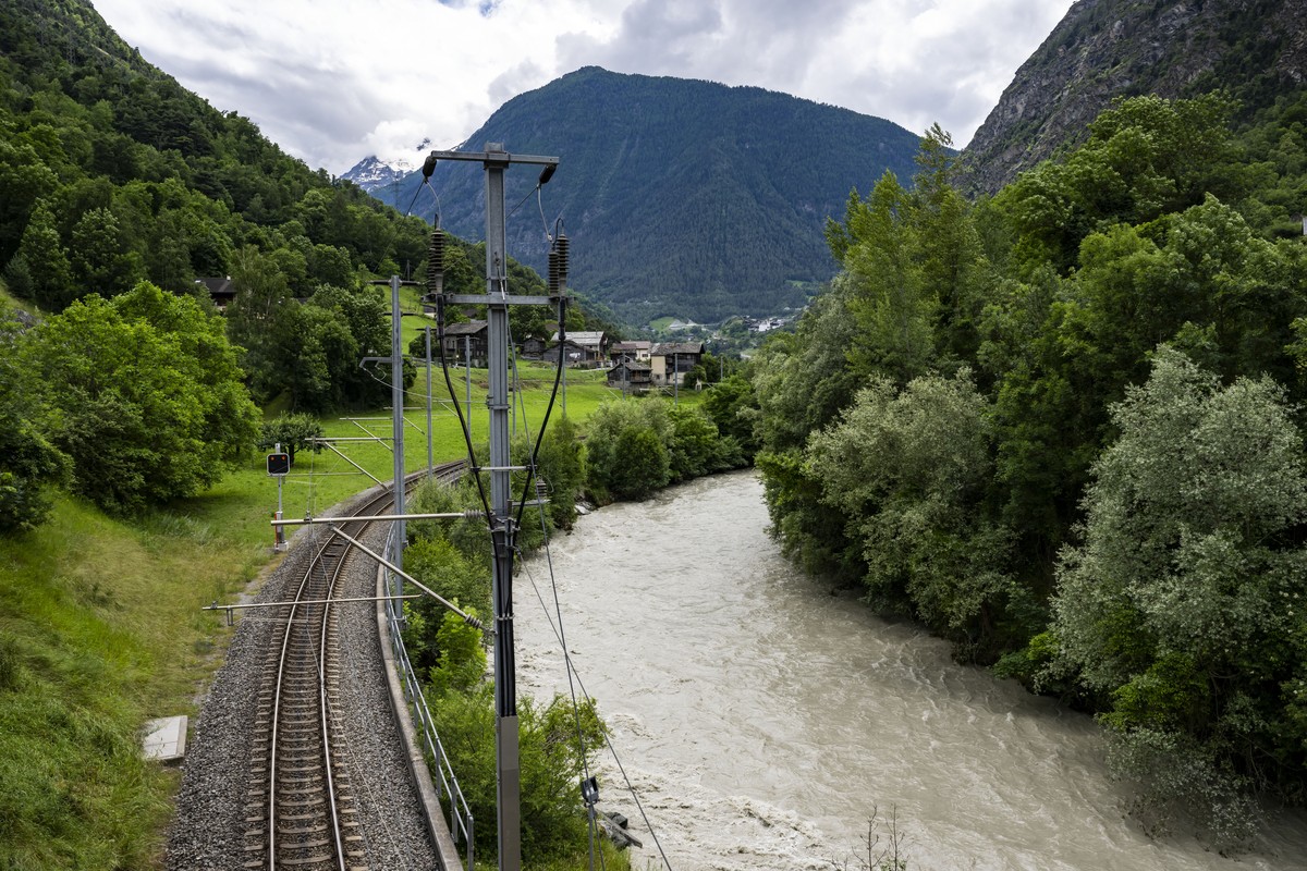 Une vue de la ligne du train MGB (Matterhorn Gotthard Bahn) a cote de la riviere la Vispa le samedi 22 juin 2024 a Salden en Valais. Suite aux intemperies, les trains ne circulent plus entre Viege et  ...