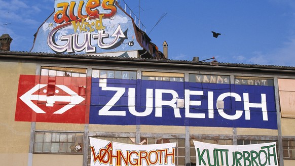 Undatierte Aussenaufnahme der Westfassade des Wohlgroth-Gebaeudes in Zuerich mit dem Slogan "Alles wird gut" und dem (auf den oekonomischen Reichtum Zuerichs anspielenden) Schlagwort "Z ...