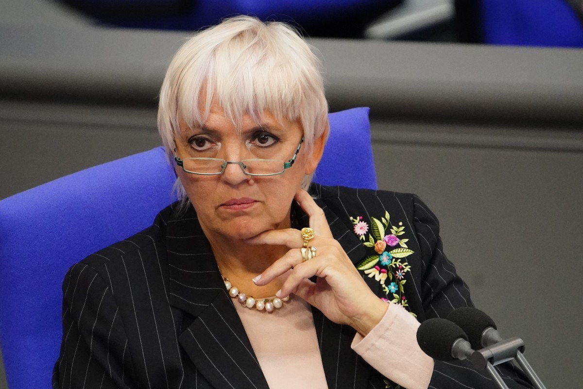epa08656771 Vice President of the German Parliament Claudia Roth, during a question time at the German parliament 'Bundestag' on the Cum Ex tax deals in Berlin, Germany, 09 September 2020. G ...