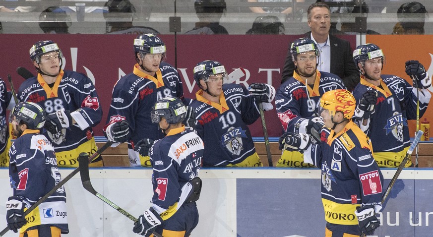 Die Zuger mit Raphael Dias, rechts, feiern das 1:0 im Eishockey Meisterschaftsspiel zwischen dem EV Zug und den ZSC Lions, am Dienstag, 13. September 2016, in Zug. (KEYSTONE/Urs Flueeler)