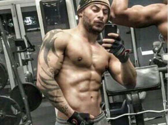 Foto von Januar 2015: Hassan Kiko zeigt auf Facebook seinen Sixpack.