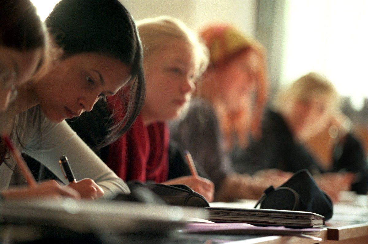 Les élèves suisses restent au-dessus de la moyenne de l’OCDE en lecture, mathématiques et sciences. Mais leurs performances reculent dans deux domaines.