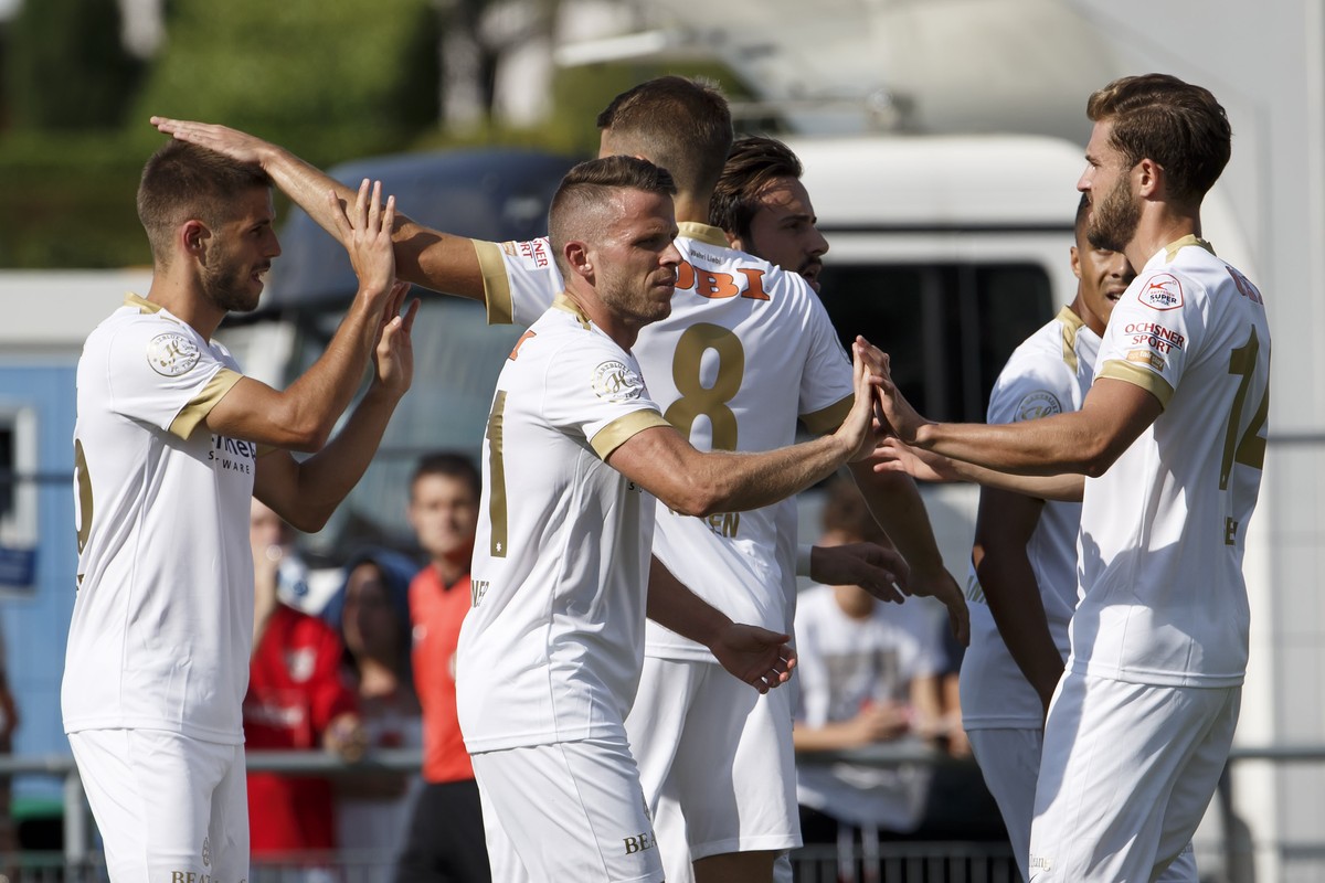Thun's forward Nicolas Hunziker, left, celebrates his goal with his teammates, after scoring the 0-1, during the Swiss Cup first Round between FC Veyrier and FC Thun, at the stade de Veyrier stad ...