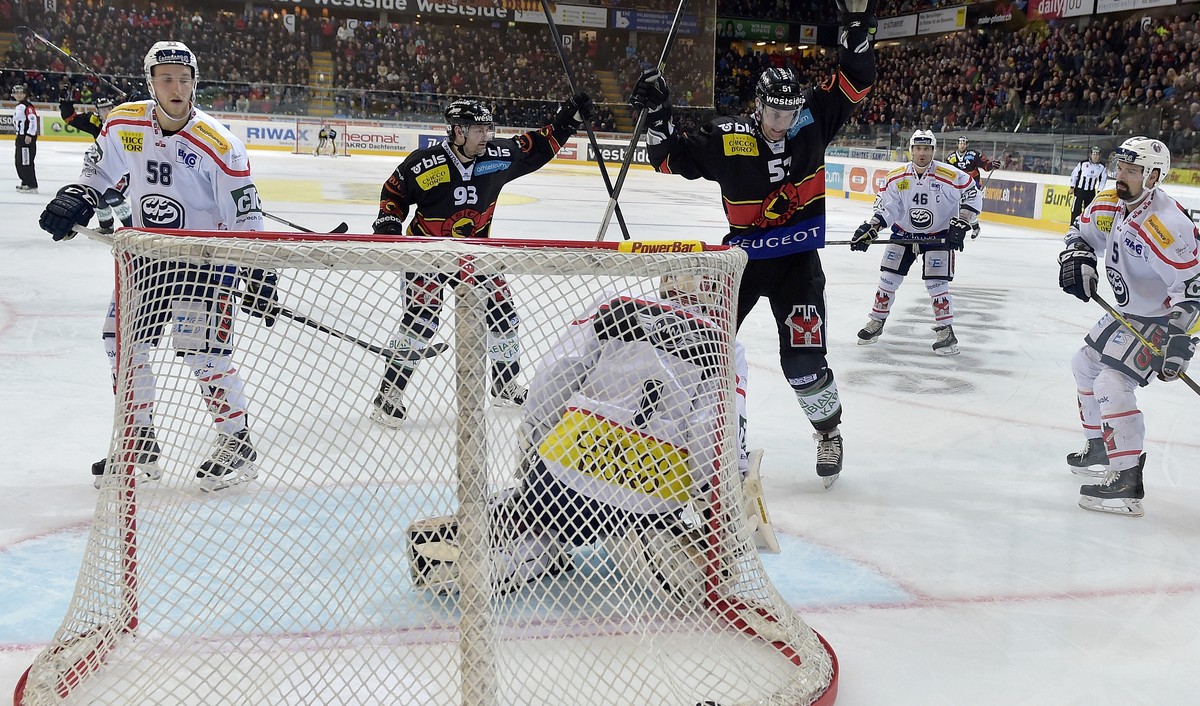 Pech für Ambri: Mit der Schlusssirene schiesst Ryan Gardner den SCB zum Sieg.