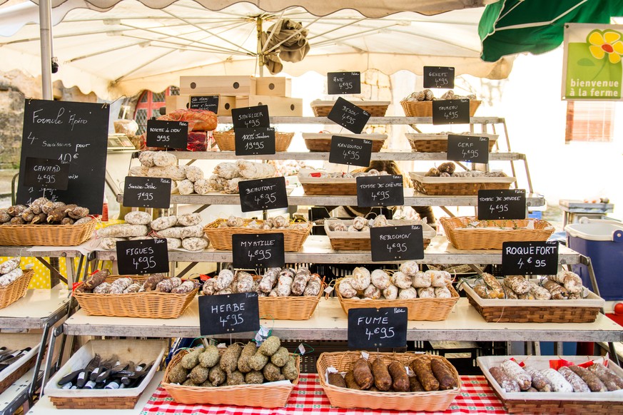 französische wurstwaren trockenwürste salami saucisson essen food fleisch