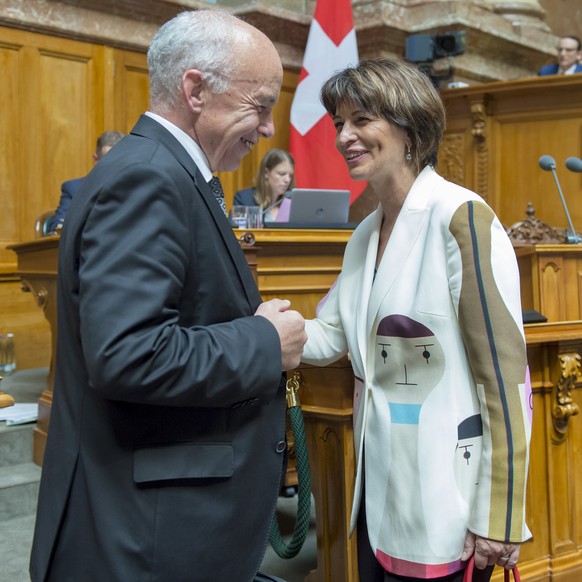 Bundesrat Ueli Maurer, links, und Bundesraetin Doris Leuthard begruessen sich waehrend der Sommersession am Donnerstag, 31. Mai 2018 im Nationalrat in Bern. (KEYSTONE/Lukas Lehmann)