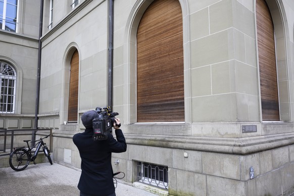 A cameraman films in front of the Bernerhof, headquarters of the Federal Department of Finance FDF, on Sunday, 19 March 2023 in Bern. The Federal Council, the Swiss National Bank and representatives o ...
