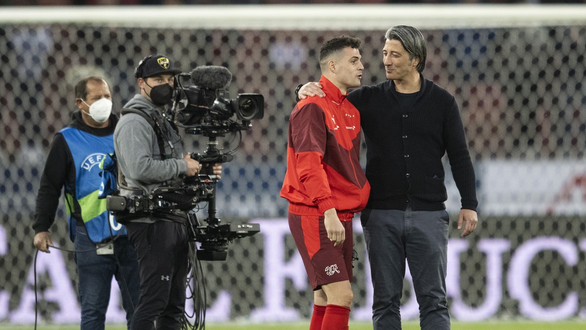 Switzerland's head coach Murat Yakin speaks with Granit Xhaka during a friendly soccer match between Switzerland and Kosovo in Zurich, Switzerland, on Tuesday, March 29, 2022. (KEYSTONE / Ennio L ...