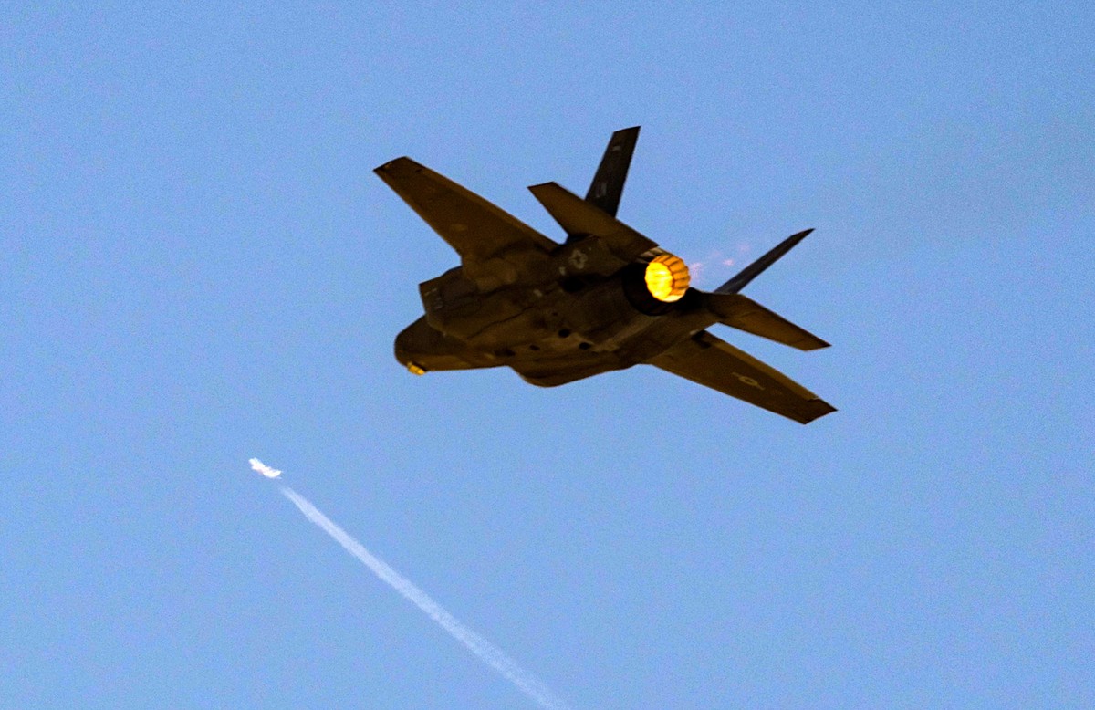 epa12537593 US Air Force's F-35 fighter jet performs a flying display during the Dubai Airshow 2025 at the Dubai World Central (DWC), also known as Al Maktoum International Airport, in Jebel Ali, ...