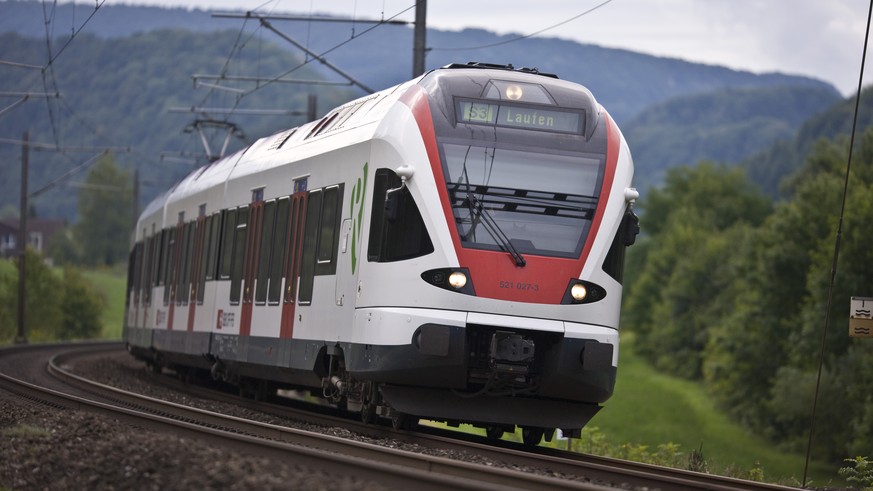 ARCHIVBILD ZUR UMWELTFREUNDLICHEN UMRUESTUNG DER SBB FLIRT-ZUEGE AM MONTAG, 30. OKTOBER 2017 - A Regio Stadler FLIRT suburban train of Swiss Federal Railways SBB heading towards Laufen is underway in  ...