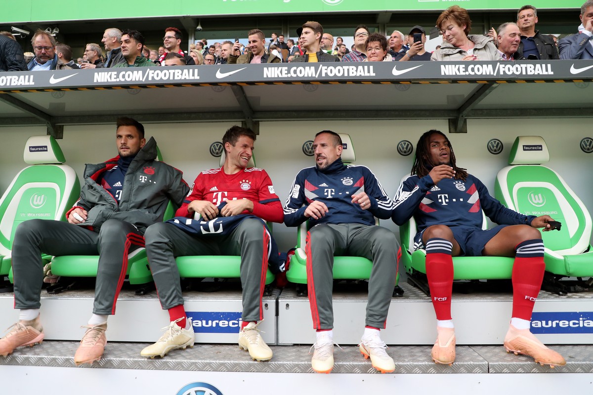 epa07107160 (L-R) Bayern's goalkeeper Sven Ulreich, Bayern's Thomas Mueller, Bayern's Franck Ribery and Bayern's Renato Sanches sit on the substitutes bench during the German Bunde ...