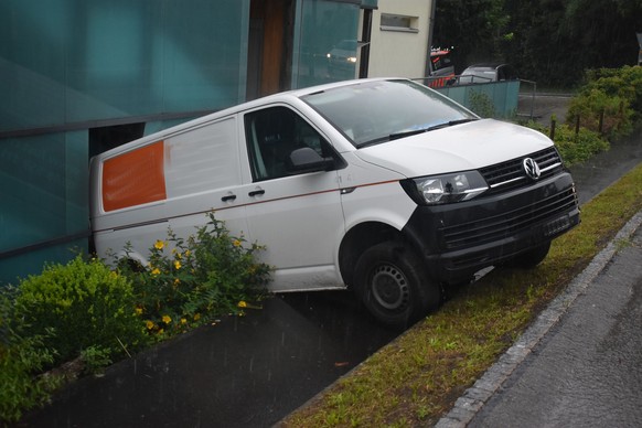 Am Montagnachmittag (4. Juli 2022 / 15.45 Uhr) parkierte ein Mann seinen Lieferwagen an der Kantonsstrasse in Greppen. Das Fahrzeug machte sich - aus bisher unbekannten Gründen - selbständig und rollt ...