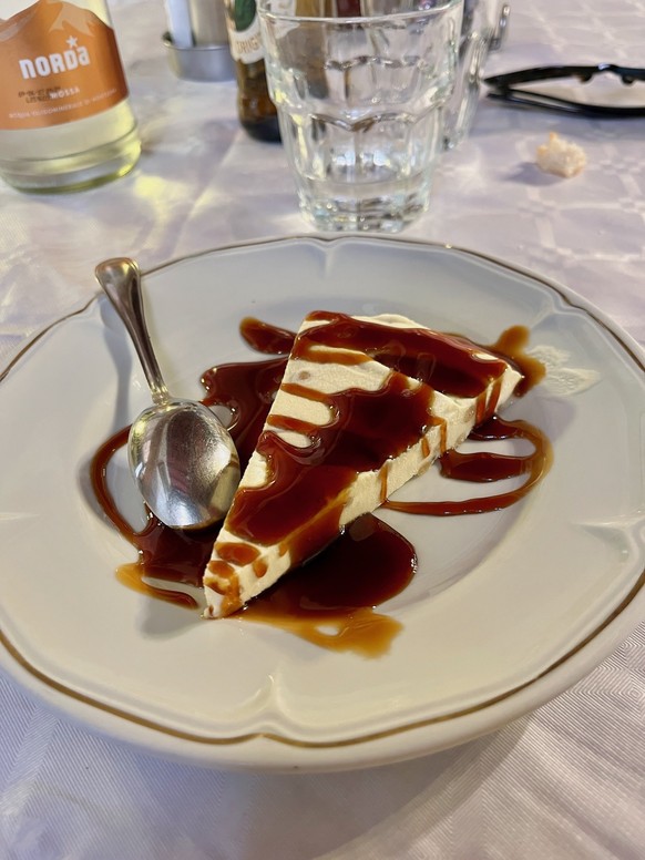 Mattonella ai pinoli, Osteria in Cantina, Riparbella, Toscana. 
Essen in Italien 2025.