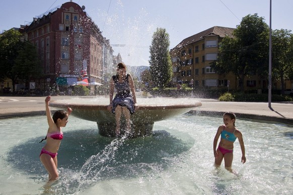 Katja, Mitte, und zwei Maedchen erfrischen sich in einem Brunnen in Zuerich am Donnerstag, 8. Juli 2010. (KEYSTONE/Alessandro Della Bella)

Katja, center, and two girls refresh at a water fountain in  ...