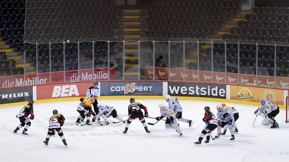 SC Bern Spieler und HC Fribourg Gotteron Spieler kaempfen um den Puck, beim Eishockey Meisterschaftsspiel der National League zwischen dem SC Bern und den HC Fribourg Gotteron, in der Postfinance Aren ...