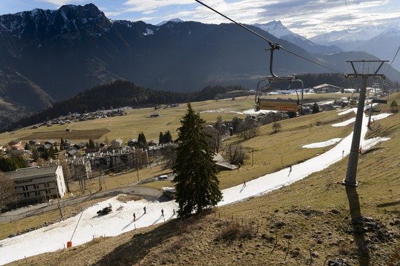 In Leysin mussten sich die Touristen gestern mit einem Streifen Kunstschnee begnügen.