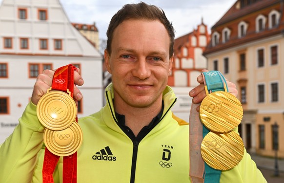 Bobpilot Francesco Friedrich zeigt auf dem Balkon des Pirnaer Rathaus seine vier Goldmedaillen von den Olympischen Winterspielen 2018 in Pyeongchang und 2022 in Peking, Olympiasieger, viermal Gold, Go ...
