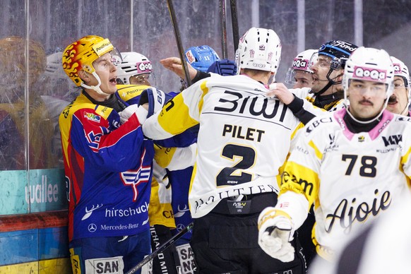 EHC Kloten PostFinance Top Scorer Robert Leino gegen HC Ajoie Verteidiger Valentin Pilet (#2) waehrend dem Qualifikationsspiel der Eishockey-Meisterschaft der National League zwischen den Teams EHC Kl ...