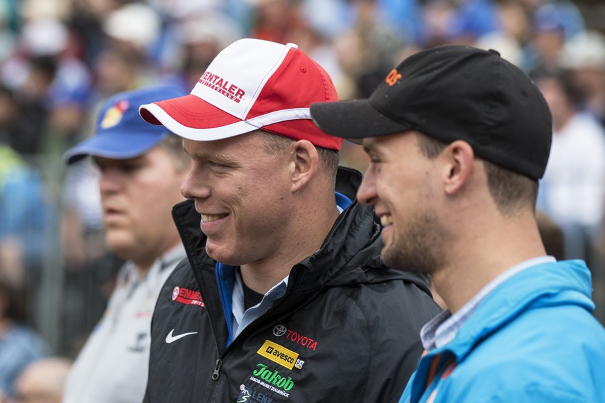 Von vorne: Kilian Wenger, Matthias Sempach und Christian Stucki vor dem 2. Gang, am Sonntag, 10. August 2014 beim Berner Kantonalen Schwingfest in Saint-Imier. (KEYSTONE/Peter Klaunzer)