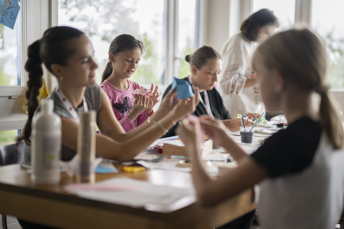 Kinder aus der Ukraine und Betreuerinnen im Spiel im Red Cross Summer Camp, am Montag, 31. August 2026, in St. Gallen. Das Schweizerische Rote Kreuz bietet Kindern und ihren Begleitpersonen, die beson ...