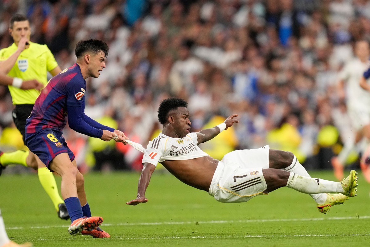 Barcelona's Pedri pulls Real Madrid's Vinicius Junior during a La Liga soccer match between Real Madrid and Barcelona in Madrid, Spain, Sunday, Oct. 26, 2025. (AP Photo/Bernat Armangue)
APTO ...