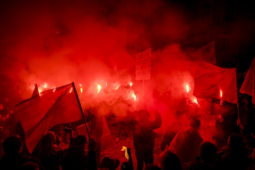 Des personnes manifestent lors d&#039;une marche silencieuse aux flambeaux suite a la decision de la prefete du Jura bernois d&#039;invalider le vote du 18 juin 2017 sur l&#039;appartenance cantonale  ...