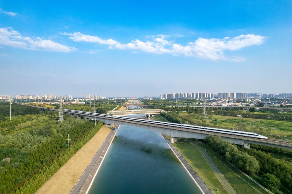 Ein Hochgeschwindigkeitszug überquert einen Kanal des Süd-Nord-Wassertransferprojekts.