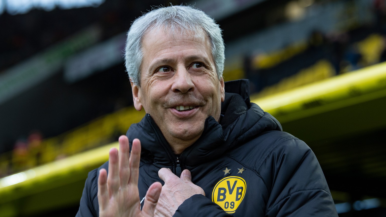 26.01.2019, Nordrhein-Westfalen, Dortmund: Fußball: Bundesliga, Borussia Dortmund - Hannover 96, 19. Spieltag im Signal Iduna Park. Dortmunds Trainer Lucien Favre kommt vor dem Spiel auf den Platz und ...