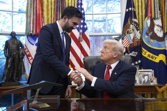KEYPIX - epa12540826 US President Donald Trump (R) shakes hands with New York City mayor-elect Zohran Mamdani (L) in the Oval Office at the White House in Washington, DC, USA, 21 November 2025. EPA/YU ...