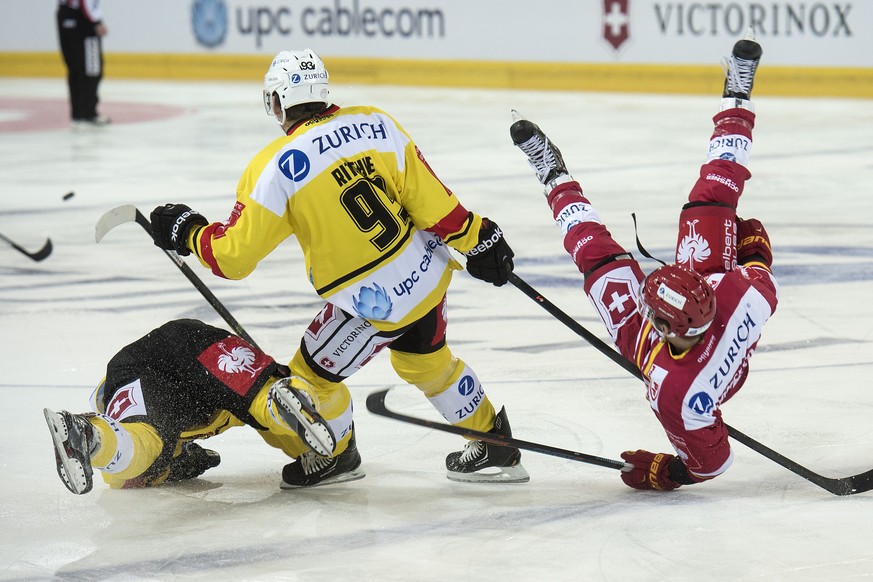 Tigers Chris DiDomenico (r.) im Kampf um den Puck gegen die Berner Byron Ritchie und Tristan Scherwey (l.).