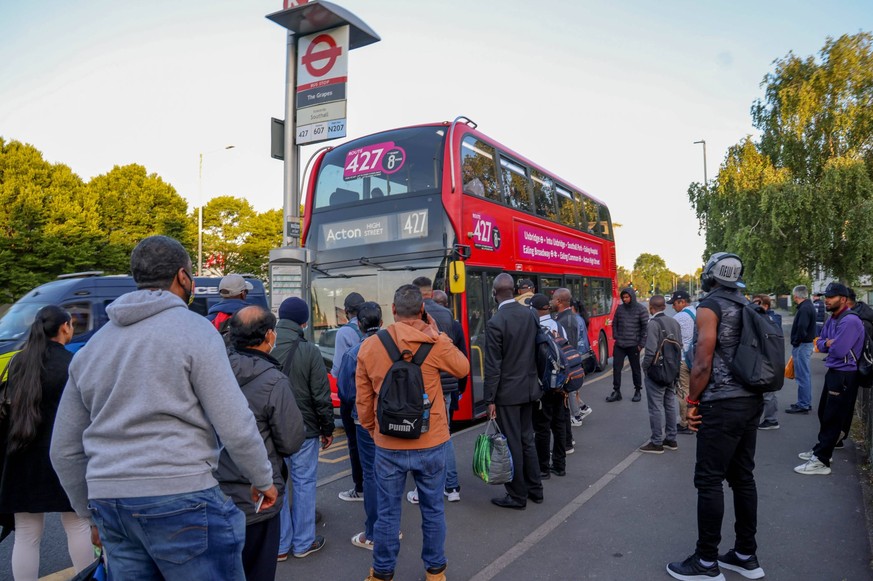 Bahnstreik in Großbritannien . 21/06/2022. London, United Kingdom. National Rail Strike. Large queues for buses on the Uxbridge Road at 5.30am on the first day of three planned days of national rail s ...