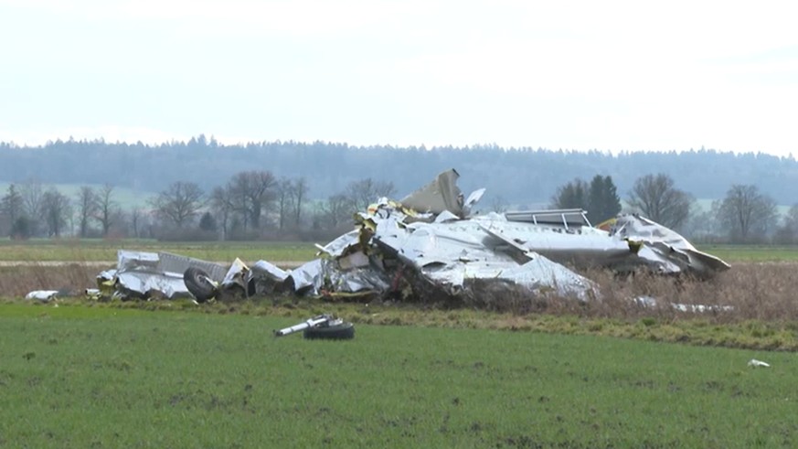 Beim Flughafen in Grenchen stehen mehrere Patrouillen verschiedener Einsatzkräfte wegen eines Flugunfalls im Einsatz.