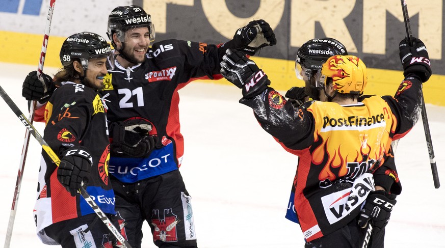 Spieler von SC Bern, Eric Blum, Simon Moser, Thomas Ruefenacht, und SC Bern Spieler Mark Arcobello, jubelen nacher fuenfte Tor zum SC Bern Spieler Mark Arcobello, im ersten Eishockey Playoff-Finalspie ...