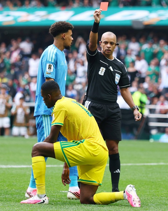 Referee Wilton Pereira Sampaio shows South Africa s Sphephelo Sithole a red card after he tackled Mexico s Brian Gutierrez just outside the box in the second half of a FIFA World Cup, WM, Weltmeisters ...