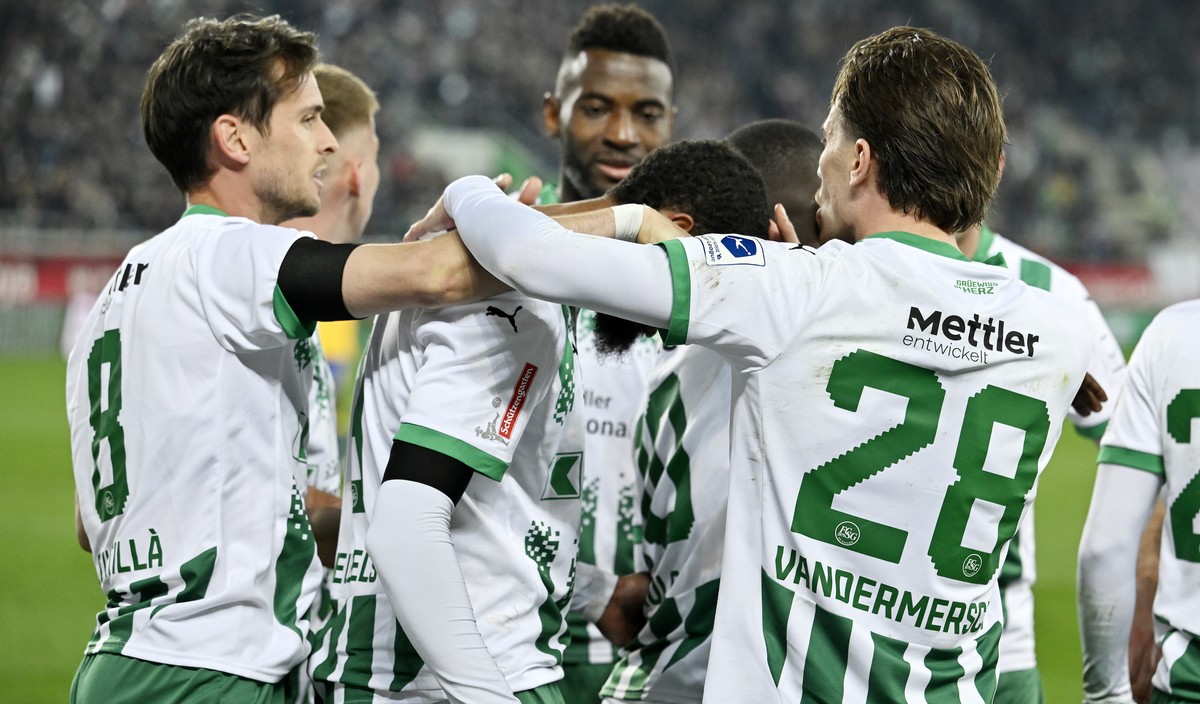 Die St.Galler jhubeln nach dem 2-1beim Fussballspiel der Super League FC St. Gallen gegen den Grasshopper Club Zuerich im Kybunpark in St.Gallen am Samstag, 8. Maerz 2025. (KEYSTONE/Walter Bieri )