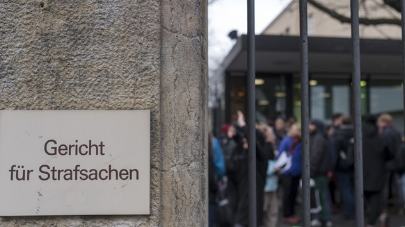 Das Schild mit der Aufschrift &quot;Gericht fuer Strafsachen&quot; vor dem Strafgericht Basel-Stadt in Basel am Dienstag, 6. Maerz 2018. (KEYSTONE/Georgios Kefalas)