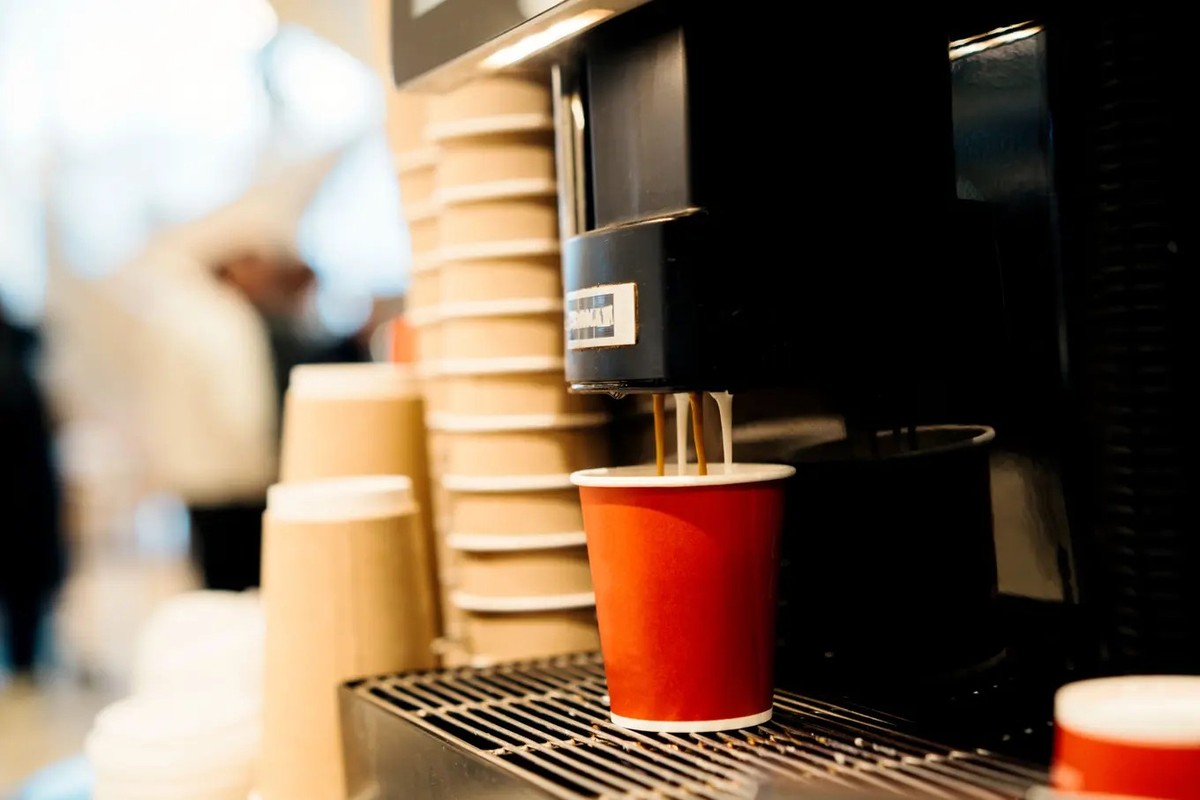 Viele Pendlerinnen und Pendler kommen ohne ihn am Morgen nicht in die Gänge: der Take-away-Kaffee im Karton-Becher.