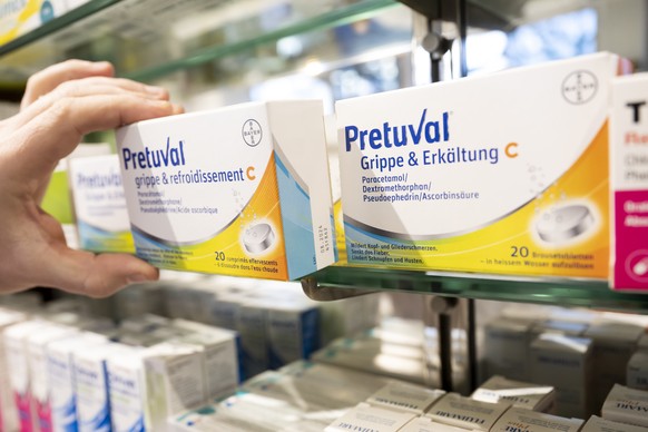 Ein Apotheker nimmt eine Schachtel mit Pretuval-Medikamenten in die Hand, am Freitag, 30. Dezember 2022 in der Kirchenfeld Apotheke in Bern. (KEYSTONE/Anthony Anex)