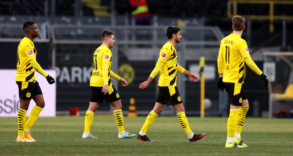 epa09010138 Borussia Dortmund players leave the pitch following the German Bundesliga soccer match between Borussia Dortmund and TSG Hoffenheim in Dortmund, Germany, 13 February 2021. EPA/Lars Baron / ...