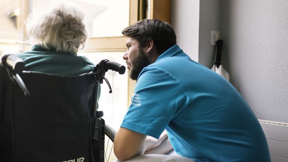 ARCHIV - ZUM ENTSCHEID DES BUNDESRATES UEBER DIE ZULASSUNG ZUM ZIVILDIENST, AM MITTWOCH, 15. NOVEMBER 2017, ERHALTEN SIE FOLGENDE THEMENBILDER ----- An alternative civilian service healthcare employee ...
