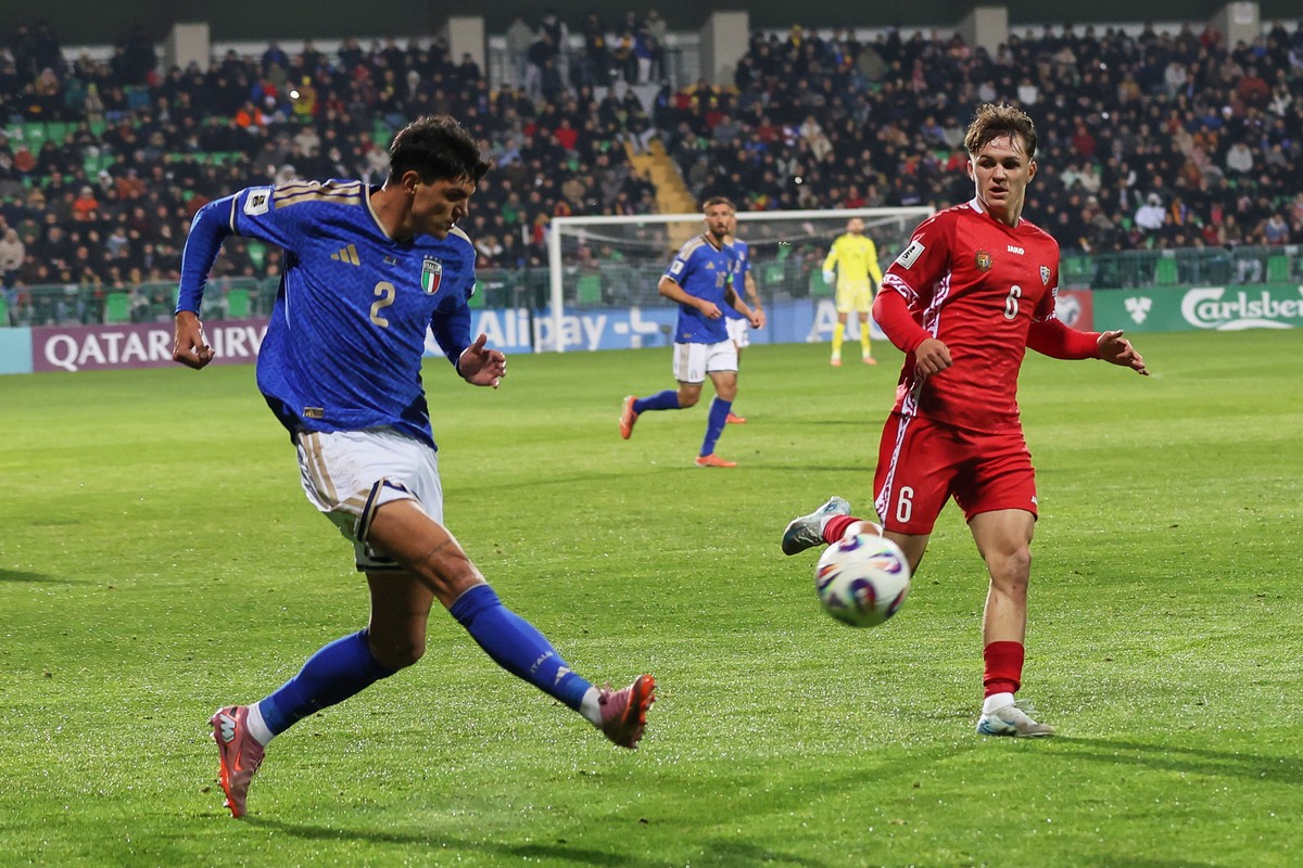 Italy's Raoul Bellanova passes the ball next to Moldova's Stefan Bitca during a group 1, World Cup qualifier soccer match between Moldova and Italy in Chisinau, Moldova, Thursday, Nov. 13, 2 ...