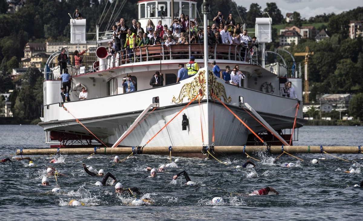 75 Rettungsschwimmer ziehen den 330 Tonnen schweren Raddampfer 'Gallia' ueber hundert Meter durchs Wasser und haben somit einen Weltrekord geschafft am Samstag, 14. September 2013, in Luzern ...