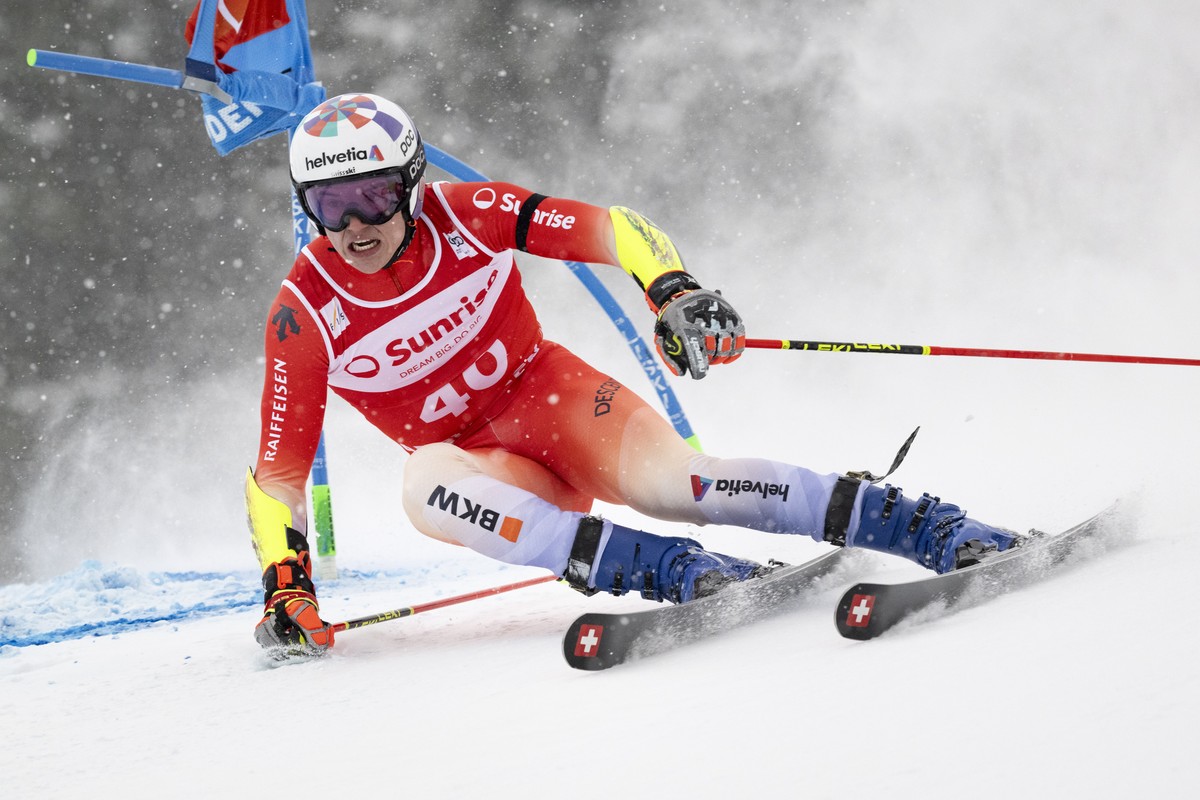 Lenz Haechler of Switzerland in action during the first run of the men's Giant Slalom race at the Alpine Skiing FIS Ski World Cup, in Adelboden, Switzerland, Saturday, January 10, 2026. (KEYSTONE ...