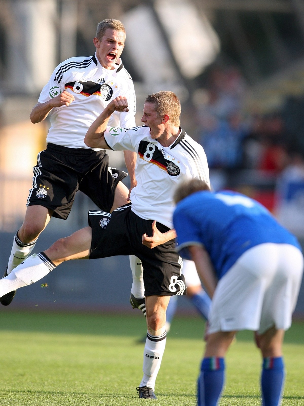 epa01424584 Germany's Lars Bender (C) celebrates with his brother Sven Bender (L) after scoring against Italy during their UEFA Under 19 European Championship final soccer match in Jablonec Nad N ...