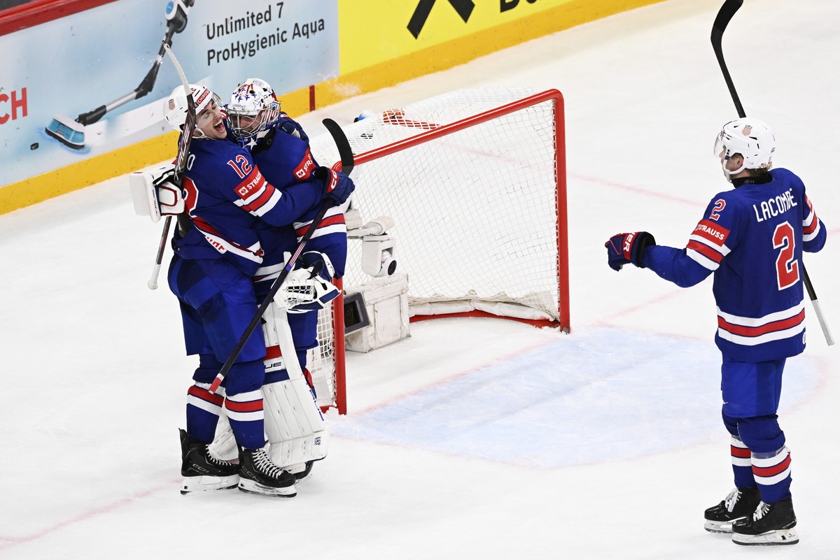 epa12130957 USA's Shane Pinto (L) celebrates with teammates after scoring the 2-6 during the IIHF Ice Hockey World Championship semifinal match between Sweden and the USA at Avicii Arena in Stock ...