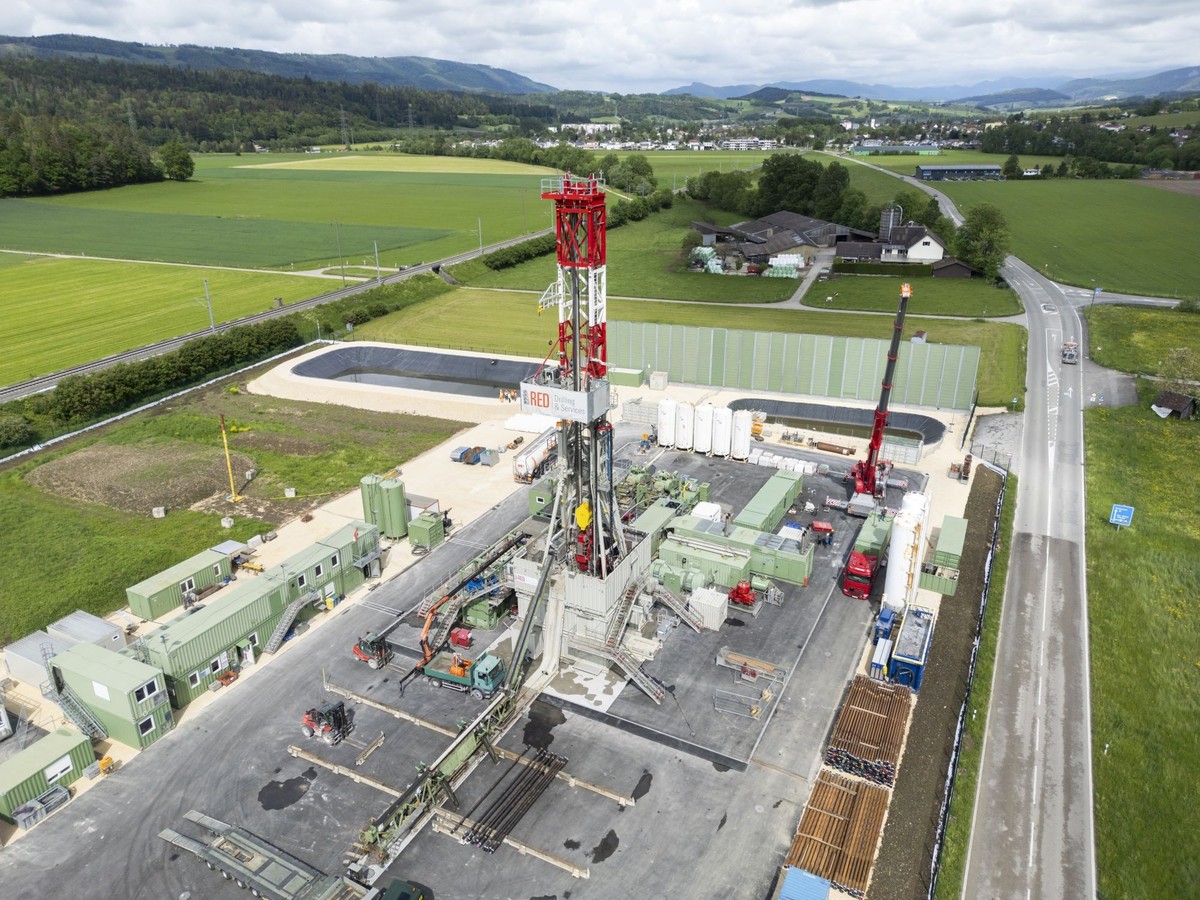 Der Bohrturm des Tiefengeothermie-Projekts in Haute-Sorne im Kanton Jura.